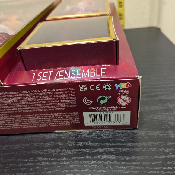 Rainbow High Fashion Set with Burgundy Accents Lila Yamamoto - Picture 10 of 11